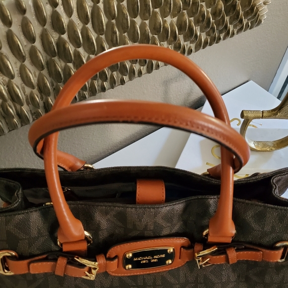 Michael Kors Signature Hamilton Tote Handbag - Picture 4 of 13